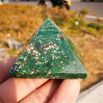 A beleza natural do verde jade Africano pirâmide de cristal cura yisha