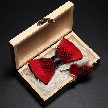 JEMYGINS projeto original vermelho naturais pena de pássaro do laço de couro feitos à mão laço broche caixa de madeira, a festa de casamento, presente de aniversário