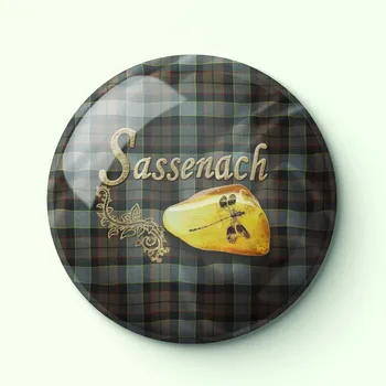 Sassenach Outlander tov Esmalte Macio Pin Mulheres Metal Chapéu Broche Pin de Lapela Roupas de Moda Bonito Jóias Emblema do Dom de Colarinho Cartoon